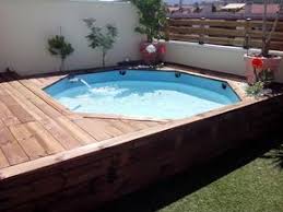 Tarima De Madera En Una Piscina De Plastico Tarimas De Madera Piscinas Elevadas Balneario De Piscina