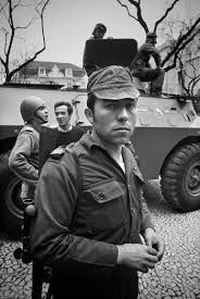 Capitães de abril é um filme de drama e ficção histórica de 2000, realizado por maria de medeiros, uma coprodução entre portugal, espanha, itália e frança. Revolucao De 25 De Abril De 1974 Portugal Revolucao De 25 De Abril 25 De Abril Revolucao Dos Cravos