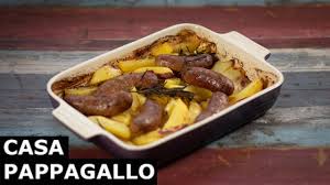 Tagliate la luganega e aggiungetela alle patate con il rosmarino. Salsiccia E Patate Alla Birra Casa Pappagallo