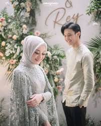 Kemaren pada kaget,#prilly sama dikta,sekarang kalian pada kaget juga #prilly tunangan sama reza rahadian, dan ternyata cuman promo drama series aja.tapi kalau memang tuhan mengaamiinkan mereka berjodoh gimana hayok. 8 Detail Khitbah Dinda Hauw Dan Rey Mbayang Yang Tanpa Pacaran Dibaperin Semua Orang