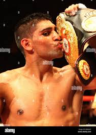 Kissing kiss pose posing hi-res stock photography and images