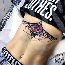 Enfermedades que provocan erupción cutánea debajo de los senos. Tatuajes Debajo Del Pecho Logia Tattoo Barcelona