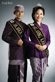 Contoh gambar pakaian adat sunda. 5 Baju Adat Jawa Barat Adat Sunda Wisata Kuliner Tradisional Bandung