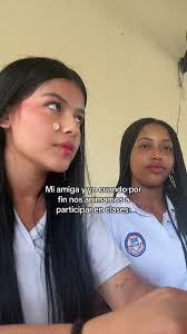 Yo Y Mi Amiga En El Colegio En Clases