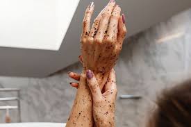 Ketika digosok pada kulit anda, kotoran atau daki akan ikut selain wardah, emina juga memiliki body scrub yang bisa merawat kulit badan. 7 Rekomedasi Merk Lulur Pemutih Terbaik Bikin Kulit Putih