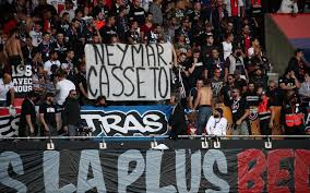 Des supporteurs de lille mécontents des mauvais résultats de leur équipe ont déployé une banderole appelant. Psg Nimes Le Virage Auteuil A Pris Position Contre Neymar Le Parisien