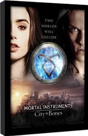 When clary fray heads out to the pandemonium club in new york city, she hardly expects to witness a murder. Chroniken Der Unterwelt City Of Bones Two Worlds Gerahmte Poster Bilder Kaufen Bei Europosters