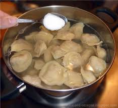 Pelmeni Sind Kleine Teigtaschen Mit Einer Hackfleischfullung Und Zahlen Zu Den Russischen Nationalgericht Teigtaschen Rezept Rezepte Russisches Nationalgericht