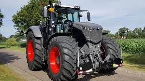 Fendt Vario 1050 Black Beauty On The Road With Agribumper Trekkerweb Tractors Black Beauties Farm Tractor