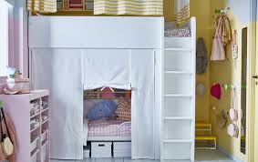 Ein Geteiltes Kinderzimmer Mit Hochbett Darunter Ein Bett Hinter Einem Selbst Genahten Vorhang Raumteiler Kinderzimmer Hochbetten Kinderzimmer Kinder Zimmer