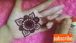 Sementara pada punggung tangan, bisa digambar lingkaran lalu hiasi bagian luar dan dalamnya. Contoh Henna Simple Telapak Tangan Materi Pelajaran 10