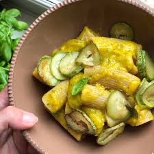 Peperoni ripieni riso zucchine e salsiccia. Rigatoni Integrali Con Crema Di Peperoni Gialli E Zucchine Chiaramaci