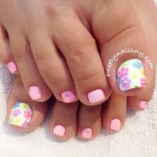 Our first pick are these light pink nails with a sparkly accent nail. 20 Fantastika Pentikioyr Mommy And The City Toe Nail Designs Toe Nails Toenail Art Designs