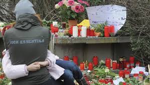Gemeinsam gründeten sie das „aktionsbündnis amoklauf winnenden, das mehr sozialarbeiter an schulen, ein verbot von killerspielen sowie großkalibriger waffen in haushalten fordert. Winnenden Erinnert An Amoklauf Opfer