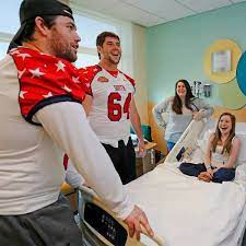 Gabe Ikard Left Jalen Saunders And Members Of The Senior Bowl Roster Visited The Usa Children S Women S Hospital On Thursday Sooners Sports Ou Sooners