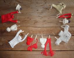 Minibonnets décoratifs en laine guide astuces : Tricoter Des Mini Pulls En Laine Pour Noel Tricots De Bonnets Moufles De Noel En Laine Guirlande De Mini Pulls Pour Decorer Votre Cheminee Ou Votre Sapin De Noel Decoration De Plats
