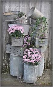 Basteln Sie Mit Alten Abgedankten Gegenstanden Wunderschone Vintage Dekorationen Diy Bastelideen Vintage Garden Decor Galvanized Decor Vintage Garden