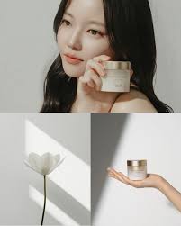 에이트뷰티 루틴 가이드 1🧑🏻‍⚕️ 거칠고 탄력 잃은 피부, 추운 겨울이 되니 더 신경 쓰이죠? 🥲 뭘해도 피부 상태가 맘에 들지  않는다면 피부의 겉과 속을 정교하게 타겟하여 장벽을 세워야해요. 먼저 피부결을 다듬어주는 시카멜라