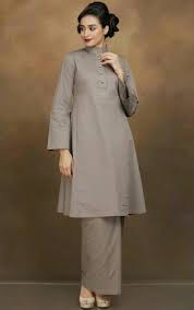 Kurung Riau Tun Teja Cik Puan Gojes Google Search Fashion High Neck Dress Neck Dress
