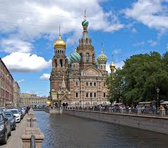 Всего спас на крови венчают 9 глав, создающих асимметричную живописную группу, причём часть глав имеют позолоченное покрытие, а часть — эмалевое. Sobor Spas Na Krovi