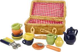Ein picknickkorb gefüllt mit leckeren kleinigkeiten und getränken dazu eine grundausstattung an geschirr runden das vergnügen im grunen ab. Picknickkorb Von Ihrem Spezialisten Aus Deutschland