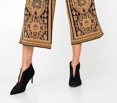 Taillé pour affirmer son style, ce low boots femme se fait remarquer par des arguments mode le quatrième, c'est son talon fin de 8,5 cm. Low Boots Texto Noir Suede A Talon Python