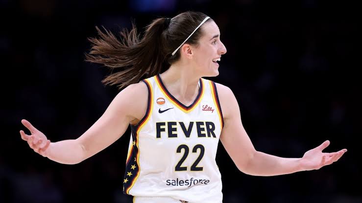 Caitlin Clark gets technical foul after tense interaction with referee in  Fever win over Sparks | OutKick
