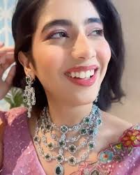 Jewellery so good you'll want to marry!✨ #green #diamonds #shiny #lovely  #bespoke #destination #luxury #bridaljewellery #solitaire #kinsglitter  #earrings #wow #trending #mumbai #weddingseason