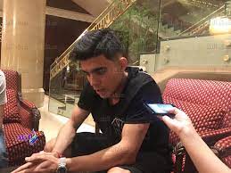 على صعيد أخر أكد الدكتور أحمد عزيز رئيس جامعة سوهاج، أن الجامعة تقدر نادي الزمالك وتقدر لاعبه أشرف بن شرقي وأسرته وأن إدراج اسمه فى امتحان القانون القضائي الدولي للفرقة الرابعة كان مفاجئا للجميع لأن لا أحد يطلع على. Ø§Ù†ÙØ±Ø§Ø¯ Ø¨Ù† Ø´Ø±Ù‚ÙŠ ÙÙŠ Ø£ÙˆÙ„ Ø­ÙˆØ§Ø± Ø¨Ù‚Ù…ÙŠØµ Ø§Ù„Ø²Ù…Ø§Ù„Ùƒ Ù‡Ø°Ù‡ Ø­Ù‚ÙŠÙ‚Ø© Ù…ÙØ§ÙˆØ¶Ø§Øª Ø§Ù„Ø£Ù‡Ù„ÙŠ ÙˆØ£ØªÙ…Ù†Ù‰ Ø£Ù† Ø£ÙƒÙˆÙ† Ø¨Ø·Ù„Ø§ Ø¹Ù†Ø¯ Ø¬Ù…Ù‡ÙˆØ± Ø§Ù„Ø£Ø¨ÙŠØ¶ Ù…Ø«Ù„ Ø³Ø§Ø³ÙŠ