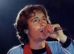 Słynie ze swoich satyrycznych piosenek i ukośnego, ale wnikliwego komentarza. Ak1uckgzs2 Mm