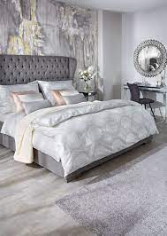 graues bett mit hoher kopfleiste und glamourosen accessoires graues bett schlafzimmer design schlafzimmer einrichten