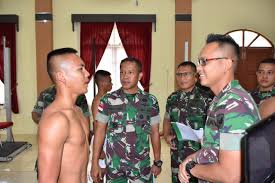 Biar tidak gondrong atau rambut terlalu panjang, pria bisa potong rambut secara rutin untuk menghilangkan rambut bercabang. Gaya Rambut Tni Ad Nasi