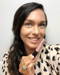 𝔽𝕒𝕤𝕙𝕚𝕠𝕟 ℂ𝕠𝕦𝕣𝕥: Amy Quinn sizzles in hot pink and electric blue!  🔥 Which outfit would you wear?