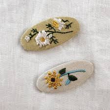 Whether you have pixie cut or bob, this article is full of tips, cute examples, and ideas on how to wear hair accessories in short hair and look gorgeous. Vintage Dreaming Embroidered Hair Clip Littleclothingco