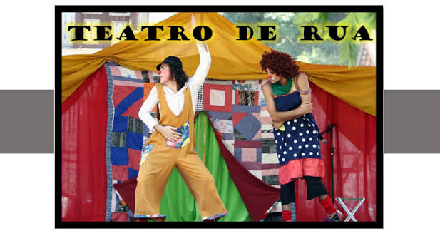 No topo da imagem, as palavras "TEATRO DE RUA" em letras garrafais amarelas, com contorno escuro e uma leve sombra no fundo laranja claro. No centro da imagem, dois palhaços estão no palco. No fundo há tecidos coloridos, sendo a maior parte laranja claro na parte superior e vermelho na parte inferior, misturado com tecidos com figuras geométricas em tons de azul e roxo no meio. No palco, à esquerda, há uma pessoa vestida com um macacão largo bege, camisa branca de manga longa por baixo e um chapéu preto na cabeça. Ela está com as pernas abertas, o corpo virado para a direita e as mãos na barriga e no peito. A pessoa da direita é uma palhaça com cabelo vermelho, cachecol verde, vestido preto curto com bolinhas brancas, meias compridas pretas e meias vermelhas. Ela está rindo, segurando os braços na frente da barriga, com a cabeça baixa. No canto inferior direito do palco, há um pequeno banco de metal. A moldura preta envolve a imagem principal. Duas tiras horizontais e retangulares, de cor cinza escuro, projetam-se das bordas esquerda e direita para o centro.