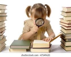 person looking at a bookの画像