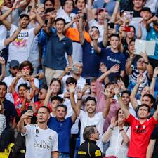 Selon les oummains, les voyages galactiques peuvent être : Transferts Zinedine Zidane Chasse Le Galactique Au Real Madrid L Equipe