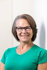 Lois Groth's Instagram, Twitter & Facebook