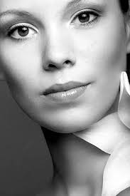 Wanita Memegang Bunga Lily Putih Yang Dikelilingi Oleh Bunga Dan Flora  Semula Jadi Foto Dan Gambar Untuk Muat Turun Percuma