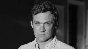 Smärtans imperium” skildrar hur välgörenhet skapar missbruk