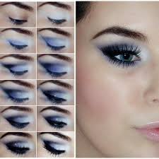 Ein Smokey Eye Effekt In Blauen Nuancen Und Weiss Schminkzeug Make Up Augen Blaue Augen Schminken
