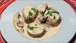 Se prepara pana se elimina tot lichidul, aproximativ 20 de minute. Muschi De Porc Cu Ciuperci Si Sos De Vin Alb Youtube