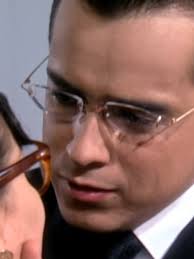 Armando Le Escribe La Tarjeta A Betty