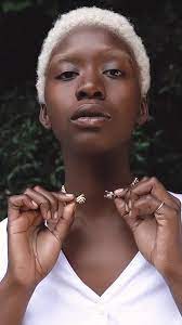 Gentlewoman S Agreement Necklace In Gold Video Video Hand Necklace Beautiful Black Women Necklace