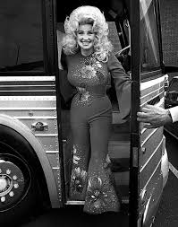 The queen of country dolly parton is a surprising artist in that she has never achieved a uk number 1 single or album in the uk. Dolly Parton Before The Tight Clothes And Big Hair Dolly Parton Embraced A Softer More Natural Style Dolly Parton Costume Dolly Parton Dolly Parton Pictures