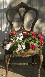 Alte haustur zur deko im garten mein schoner garten forum. Kreative Garten Dekoration Alte Stuhle Als Blumenkubel