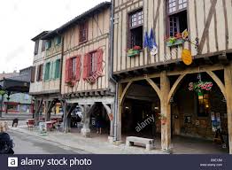 Normal mirepoix ise, kabuk ve yeşil kısımlarının da. Marktplatz Arcade Mirepoix Frankreich Stockfotografie Alamy