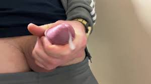 公衆トイレで手コキ!大規模なザーメン