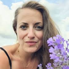 Amanda Hennessy's Instagram, Twitter & Facebook