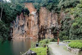 This caused the road to become muddy and wet. About Bukit Gombak